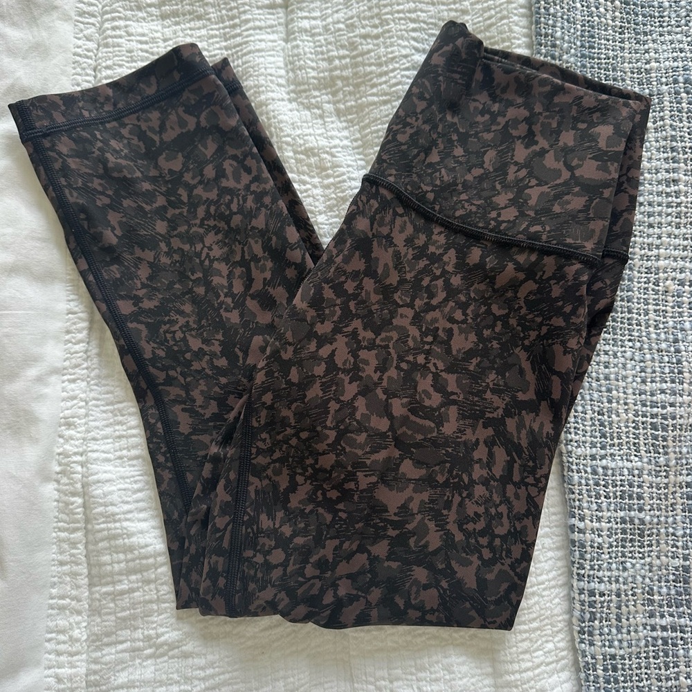 Lululemon Wunder Under leggings size 6